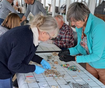 Les bénévoles de l’ASBL « Proper Strand Lopers » répertorient avec précision les déchets trouvés sur la plage. © PSL